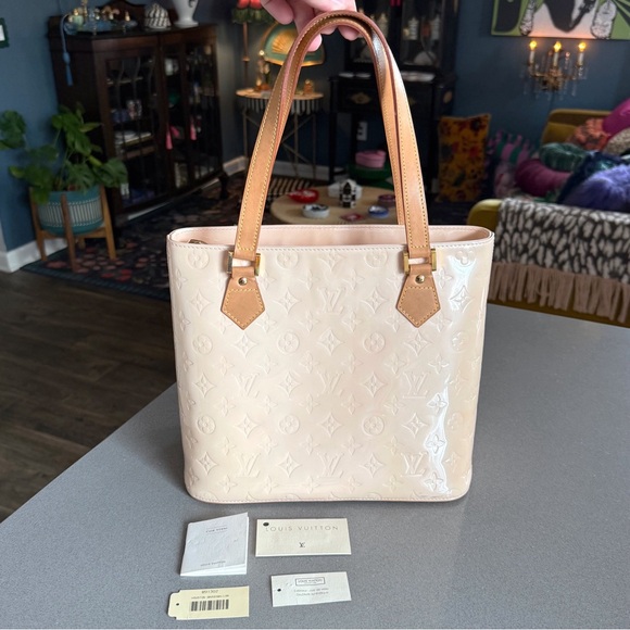 💥SOLD💥 LOUIS VUITTON Classic ‘Marshmallow’ Vernis LV Monogram Houston Tote Bag - Picture 2 of 12